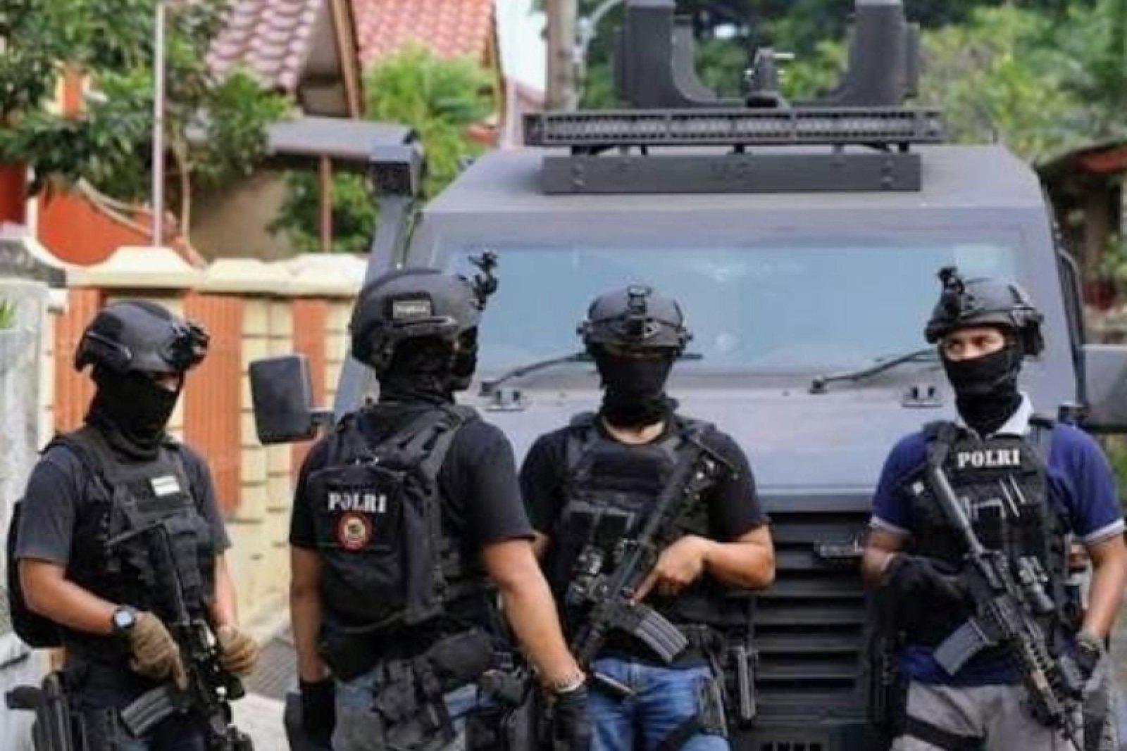 Anggota Densus 88 saat melakukan penangkapan terduga teroris. IST