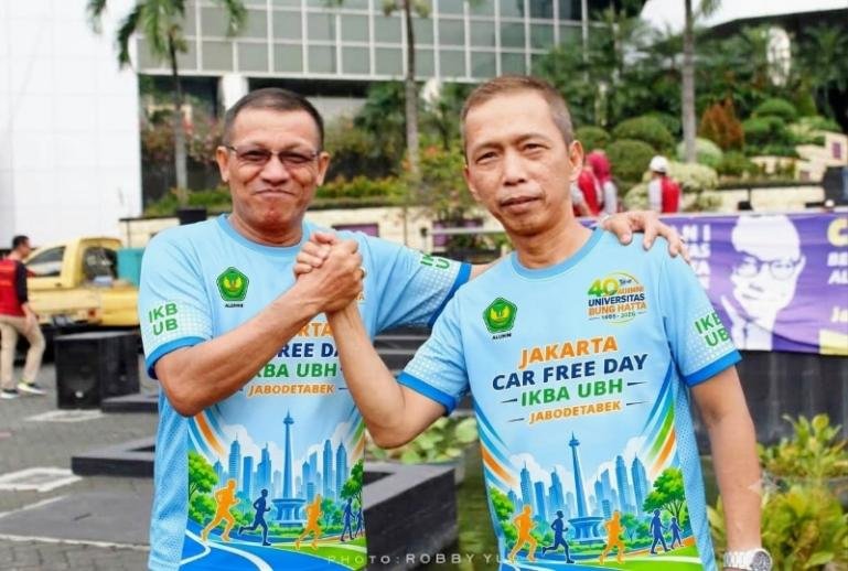 Inisiator CFD IKBA Universitas Bung Hatta Car Free Day, Ike Agung bersama owner kuliner DUO DATUK yang ikut mensponsori kegiatan itu. IST