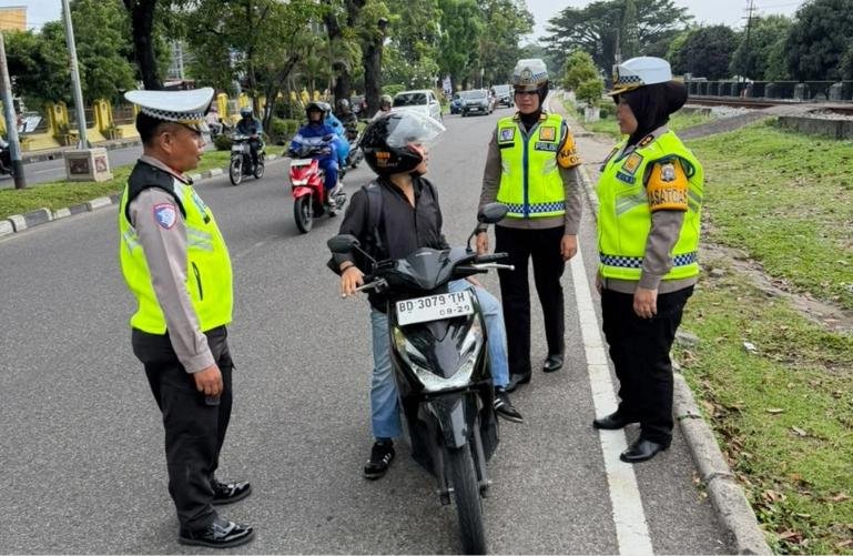 Petugas dari Dirlantas Polda Sumbar jalankan tugas penertiban dalam Operasi Patuh Singgalang 2026, Kamis )28/10/2026). IST
