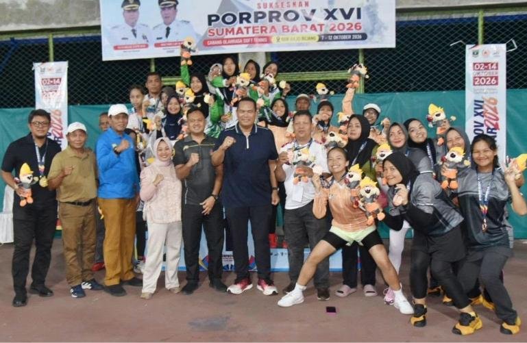 Wali Kota Pariaman, Yota Balad bersama atlet soft tenis kota itu sesuai menerima medali, Senin malam (12/10/2026). IST