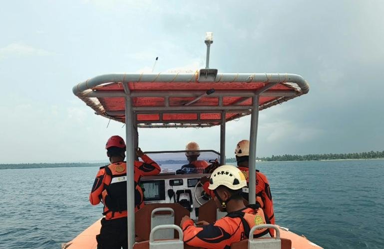 Menggunakan speed boat, Tim SAR Mentawai menyisir lokasi dugaan hilangnya dua pemancing di perairan Siberut Utara, Minggu (18/10/2026). IST
