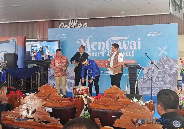 GM PT API BIM, Dony Subardono bersama Bupati Mentawai Rinto Wardana saat meresmikan pameran budaya 