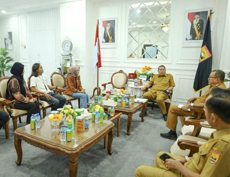 Wako Pariaman Yota Balad menerima audensi Audiensi Komunitas Mozaik Art Laboratory di Ruang Kerja Wali Kota Pariaman, Selasa (8/9/2026). IST