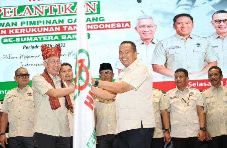 Wali Kota Pariaman, Yota Balad saat menerima Pataka HKTI Kota Pariaman dari Ketua Harian DPN HKTI, Andi Muhammad Syakir, Selasa (1/9/2026). IST