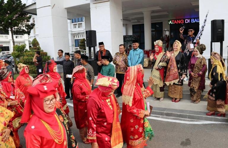 Bunda Literasi Pariaman, Yosnely Balad melepas peserta Karnaval Baju Kuruang Basiba di halaman Balaikota Pariaman, Minggu (4/10/2026). IST