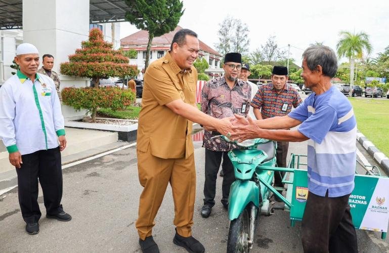 Wali Kota Pariaman, Yota Balad serahkan secara simbolis becak motor untuk warga kurang mampu di kota itu, Senin (26/10/2026). IST