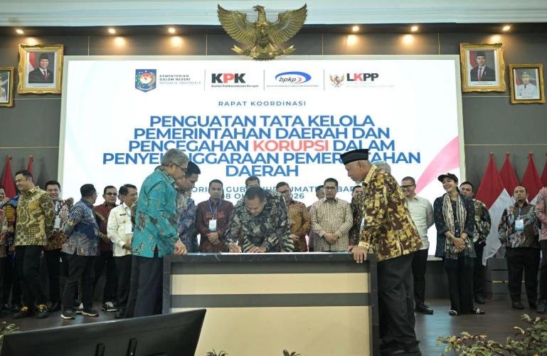 Gubernur Mahyeldi dan Ketua KPK RI, Komjen Pol. (Purn) Dr. Setyo Budiyanto saksikan salah satu kepala daerah di Sumbar tandatangani komitmen bersama antara Kemendagri, KPK RI, BPKP, LKPP, Pemprov Sumbar, serta pemerintah kabupaten dan kota se Sumbar, Kamis (8/10/2026). IST