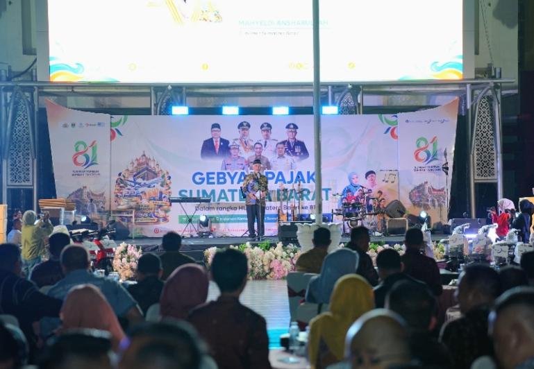 Gubernur Sumbar Mahyeldi saat membuka Gebyar Pajak 2026 sebagai bagian dari rangkaian peringatan Hari Jadi Sumbar ke-81, Sabtu malam (3/10/2026). IST