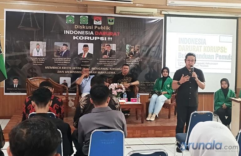 Sekum Badko HMI Sumbar Aryanda Putra berikan paparannya kepada peserta dalam diskusi publik yang diadakan BEM dan HMI) Komisariat Unitas Padang, Rabu (21/10/2026). (dok: arunala.com)