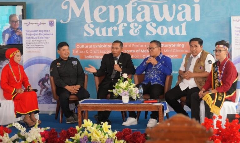 GM API BIM, Dony Subardono bersama Bupati Mentawai Rinto Wardana saat talkshow pada kegiatan 