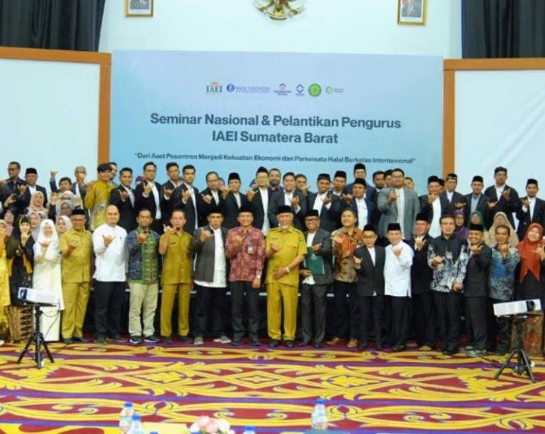 Gubernur Mahyeldi saat menghadiri seminar dan pelantikan Pengurus Ikatan Ahli Ekonomi Islam Indonesia (IAEI) Wilayah Sumbar di Aula Anggun Nan Tongga, Kantor Perwakilan Bank Indonesia Provinsi Sumbar, Selasa (27/10/2026). IST