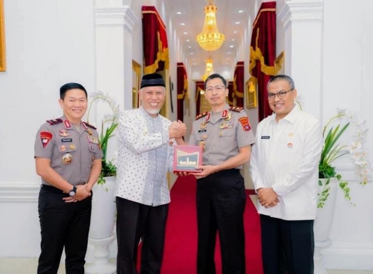 Gubernur Mahyeldi saat menerima kunjungan Kapolda Sumbar yang baru Irjen Pol Jawari, didampingi Wakapolda Sumbar Brigjen Pol Solihin, di Istana Gubernuran Sumbar, Jumat (16/10/2026). IST