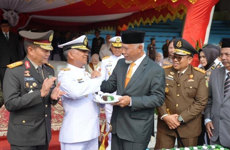 Gubernur Mahyeldi berikan ucapan selamat kepada Dankodaeral II, Laksamana Muda TNI Sarimpunan Tanjung, saat peringatan HUT ke-81 TNI Tahun 2026 di Ruang Terbuka Hijau (RTH) Imam Bonjol, Padang, Senin (5/10/2026). IST