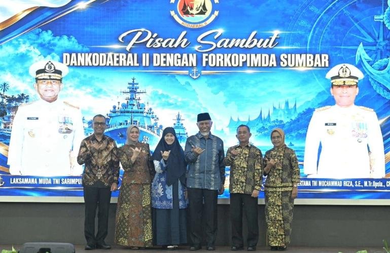 Gubenur Mahyeldi hadiri pisah sambut Komandan Kodaeral II dari Laksamana Muda TNI Sarimpunan Tanjung kepada Laksamana Pertama TNI Mochammad Riza, S.E., M.Tr.Opsla., CRMP di Auditorium Gubernuran, Senin (26/10/2026) malam. IST