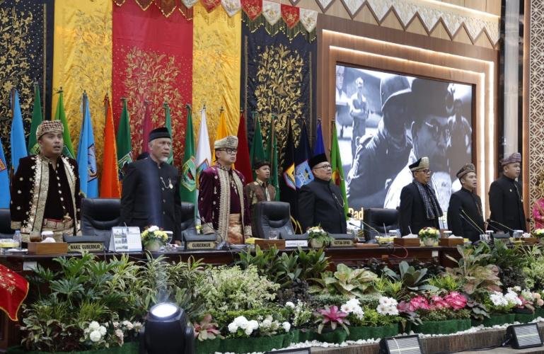 Ketua DPRD Sumbar, Muhidi didampingi Gubernur Mahyeldi pimpin rapat paripurna istimewa di ruang siding Utama Gedung DPRD Sumbar, Kamis (1/10/2026). IST