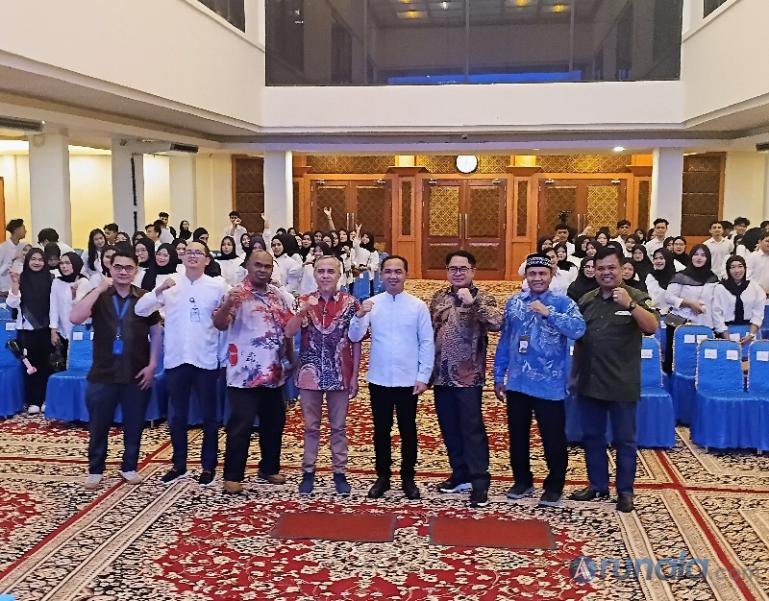 Bendahara Umum DPP IKBA UBH Sonny Affandi bersama alumni lainnya dan calon wisudawan UBH seusai stasium general, Jumat (23/10/2026). (dok: arunala.com)