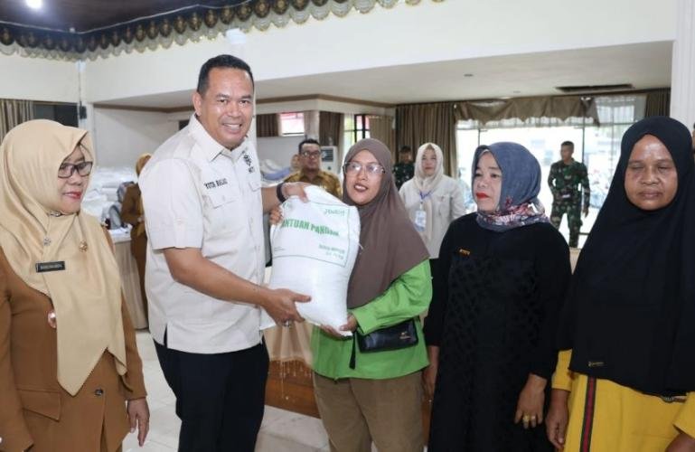 Wali Kota Yota Balad serahkan secara simbolis beras bantuan pangankepada 640 Penerima Bantuan Pangan (PBP) di Kecamatan Pariaman Tengah, Selasa (1/9/2026). IST