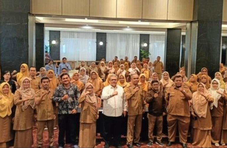 Ketua DPRD Sumbar Muhidi bersama para guru PPPK se Sumbar pada kegiatan Bimtek Peningkatan Kompetensi di Padang, Selasa (6/10/2026). IST