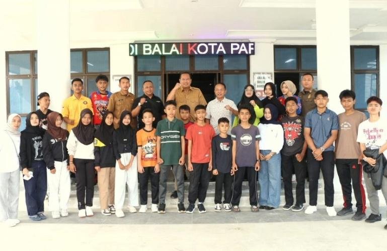 Wali Kota Yota Balad Bersama Ketua KONI Kota Pariaman Edison TRD melepas atlet pelajar Tarung Derajat Kota Pariaman untuk berlaga di Kejurprov Pelajar Tarung Derajat Sumbar 2026, Senin (7/9/2026). IST