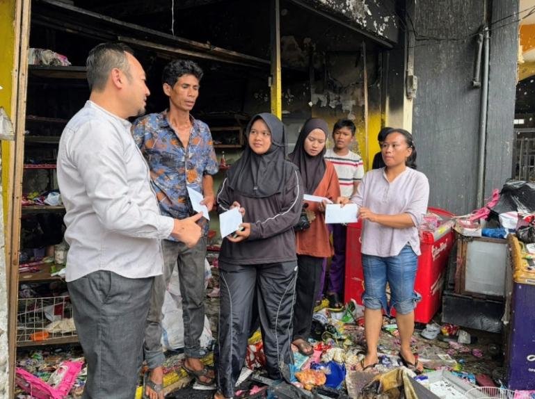 Anggota Komisi VI DPR RI, Rahmat Saleh salurkan bantuan kepada warga korban kebakaran di Pauh. Senin (12/10/2026). IST