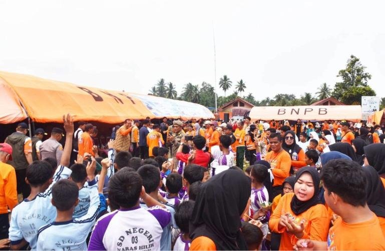 Wako Yota Balad dan Sestama BNPB Rustian berbaur dengan peserta galdi kesiapsiagaan bencana gempa bumi dan tsunami tahun 2026