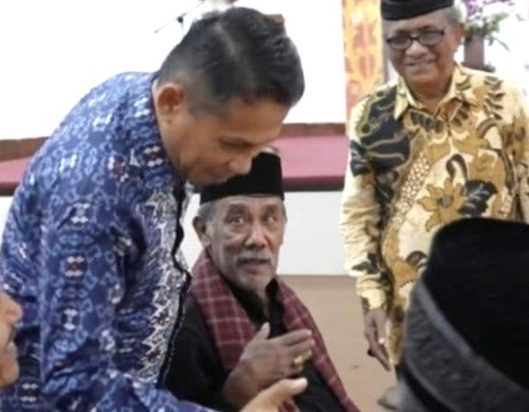 Wakil Ketua DPRD Sumbar Evi Yandri Rajo Budiman Bersama para ninik mamak dan kaum adat dalam bimtek peningkatan kapasitas pendampingan keluarga di Padang belum lama ini. IST