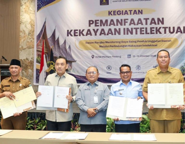 Proses penandantanganan MoU antara Pemko Pariaman dengan Kemenkum Sumbar guna lindungi kekayaan intelektual komunal (KIK) Penguatan Pelindungan, Pengelolaan, dan Pemanfaatan Kekayaan Intelektual di Hotel Mercure, Padang, Selasa (13/10/2026). IST