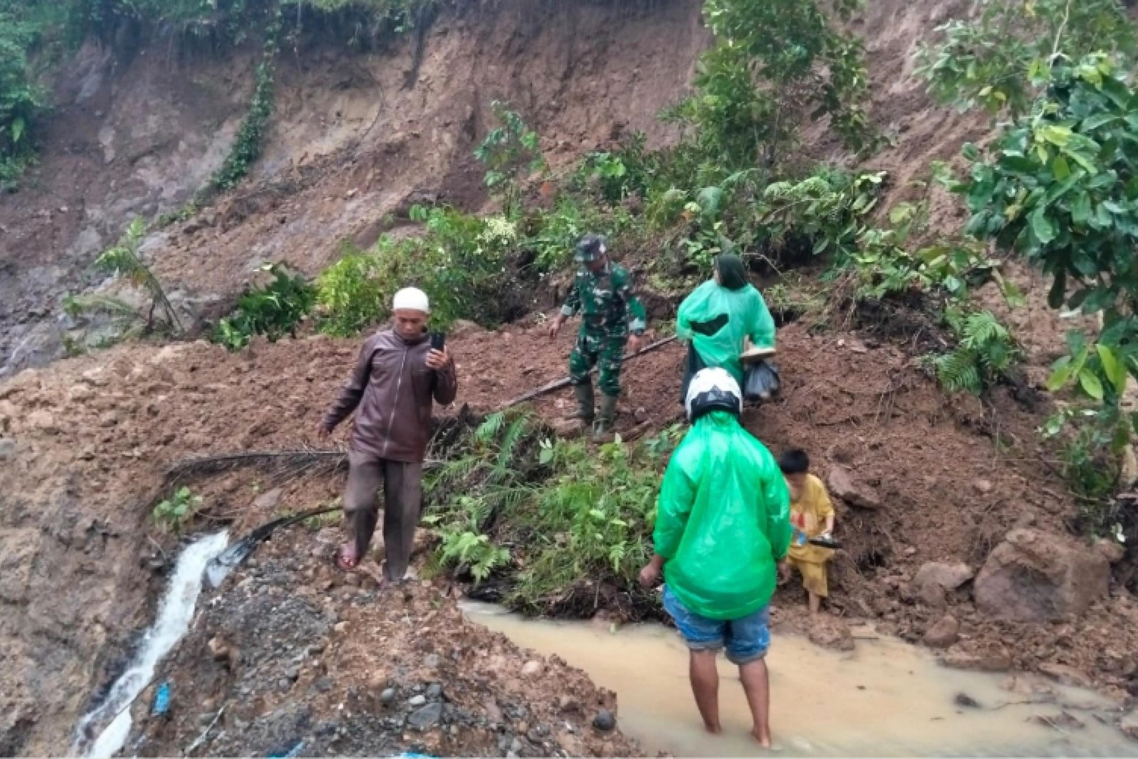 Kondisi ruas jalan provinsi yang menghubungkan Padang Koto Gadang menuju Koto Alam yang terputus akibat longsor di Labuah Sampik, Nagari Salareh Aia, Palembayan, Agam, Minggu sore (18/10/2026). IST