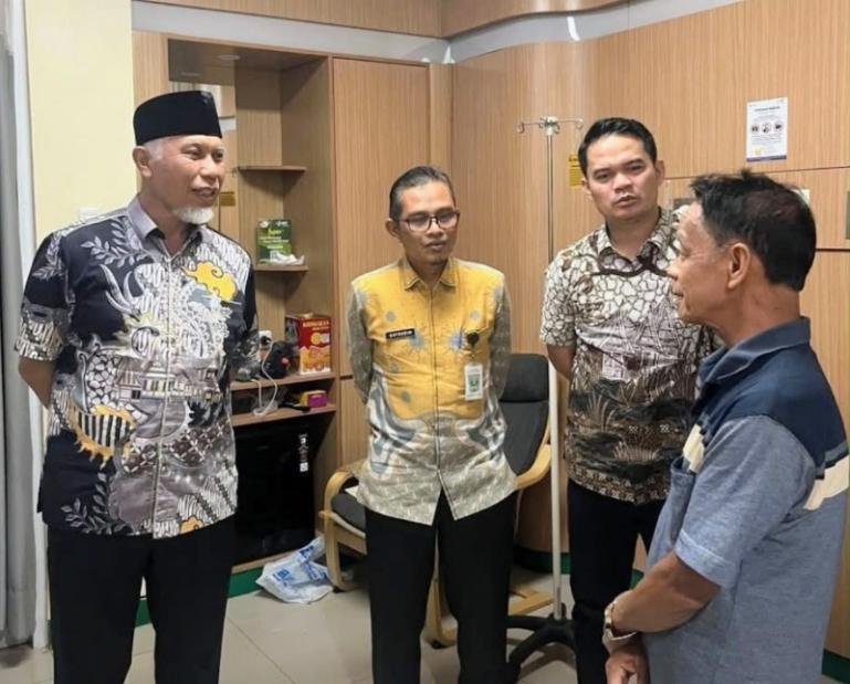 Gubernur Mahyeldi saat menjenguk Ketua Majelis Ulama Indonesia (MUI) Sumbar, Zulkarnaini yang jalani perawatan di di Rumah Sakit Medika Cilegon, Banten, Rabu (21/10/2026). IST
