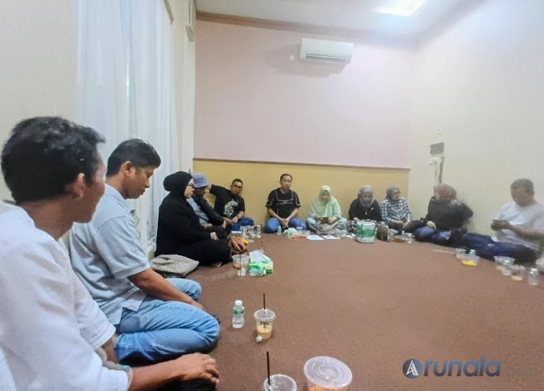 Ketua DPD IKBA UBH Sumbar, Salamat Simamora saat pimpin rapat perdana untuk persiapan pelantikan pengurus DPD, Jumat (30/10/2026). (dok: arunala.com)