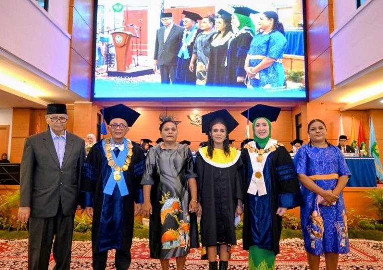 Elvira Yohana Erari Insyur, S.Hum, wisudawati dengan nilai sempurna foto bersama dengan Rektor Universitas Bung Hatta Prof Dr Diana Kartika dan orang tuanya serta saudari saat wisuda, Sabtu (24/10/2026). IST