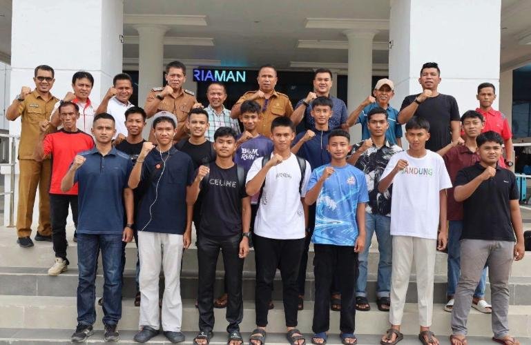 Wakil Wali Kota Pariaman, Mulyadi, melepas keberangkatan kontingen kota itu  untuk Pekan Olahraga Provinsi (Porprov) XVI Sumbar, Senin (5/10/2026). IST