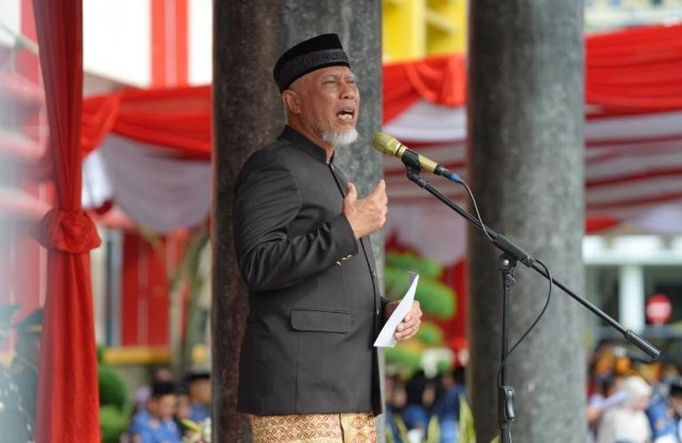 Gubernur Sumbar, Mahyeldi memberikan arahan saat memimpin upacara peringatakan Hari Sumpah Pemuda ke-98 tingkat Sumbar di halaman Kantor Gubernur Sumbar, Rabu (28/10/2026). IST