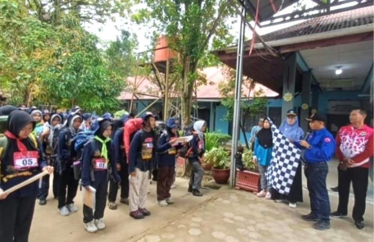Wakil Ketua DPRD Sumbar, Evi Yandri Rajo Budiman saat melepas peserta LLA-TJPHK) V tahun 2026 di SMAN 11 Padang, Bungus Teluk Kabung, pada Jumat (9/10/2026). IST
