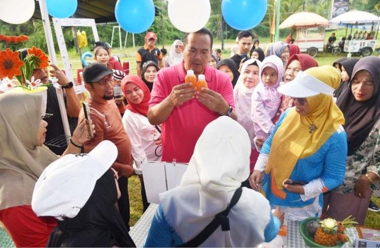 Wali Kota Yota Balad melihah hasil kreativitas warga Kota Pariaman dalam kegiatan Nagari Creative Hub (NCH) Desa Cubadak Mentawai Kecamatan Pariaman Timur, Sabtu (12/9/2026). IST