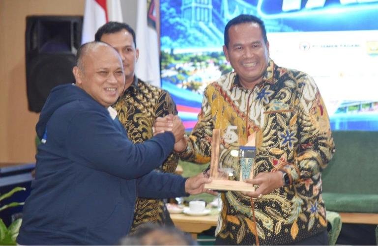 Wali Kota Pariaman, Yota Balad saat menerima penghargaan dari dari Ketua Umum IJTI Pusat Herik Kurniawan saat IJTI Sumbar menggelar Musda ke-V bertempat di Whize Prime Hotel Kota Padang, Sabtu malam (24/10/2026). IST