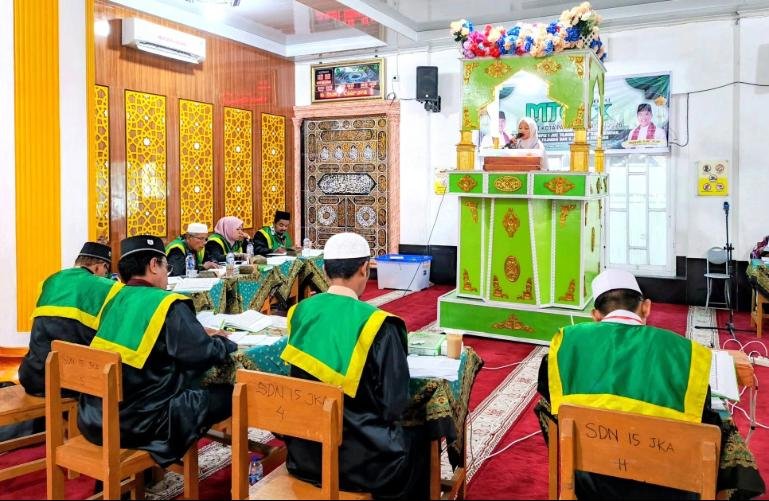 Salah seorang peserta lomba di cabang Hafidz 1 Juz Tilawah sedang tampil di depan dewan juri pada MTQ Nasional ke-IX Tingkat Kota Pariaman tahun 2026 di Masjid Taqwa Taratak, Sabtu (31/10/2026). IST