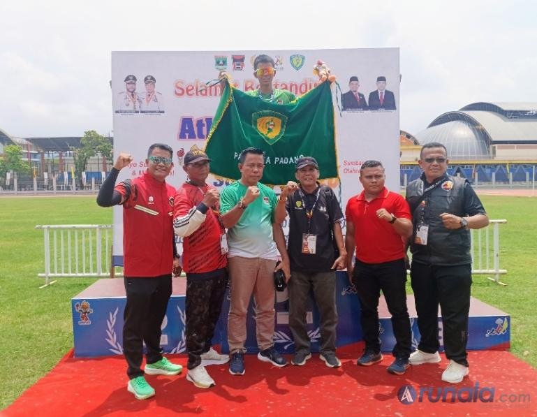Ketua Pengcab PASI Kota Padang, Irwandi hadir langsung penyerahan medali emas pada atlet Atletik Kota Padang, Sabtu (10/10/2026). (dok: arunala.com)