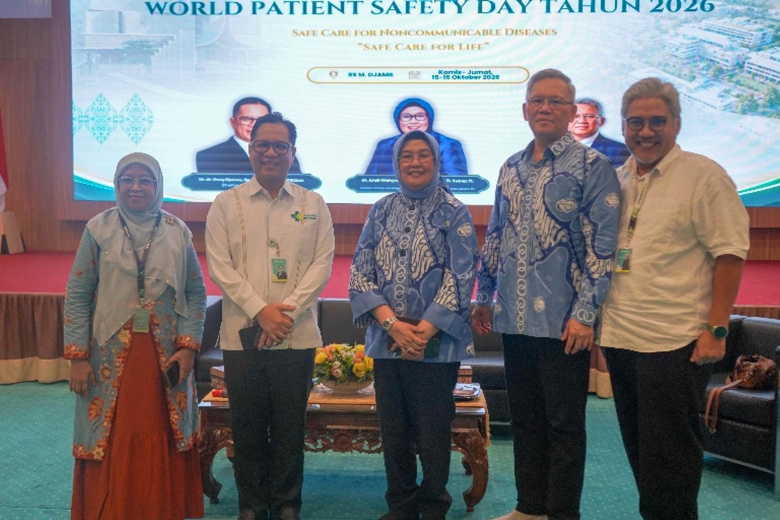 Dirut RS M. Djamil Dr. dr. Dovy Djanas, Sp.OG, KFM, MARS, FISQua bersama narasumber dalam Seminar World Patient Safety 2026 di Audtorium Lantai 4 Gedung Administrasi dan Instalasi Rawat Jalan, Kamis (15/10/2026). HUMAS RS M. DJAMIL