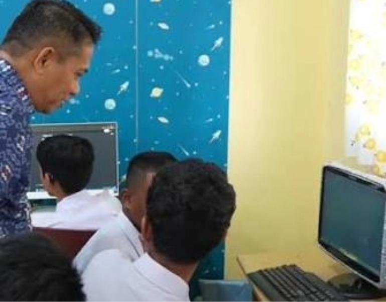 Wakil Ketua DPRD Sumatera Barat (Sumbar), Evi Yandri Rajo Budiman, saat meninjau SLB Negeri 1 Padang belum lama ini. IST