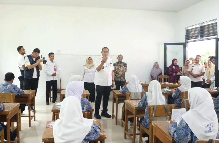 Wali Kota Yota Balad bersama Kepala BBPMP Sumbar, Khairullah meninjau proyek revitalisasi di SMPN 9 Kota Pariaman, Desa Marungi, Rabu (14/10/2026). IST