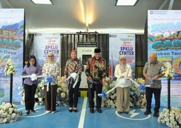 Gubernur Sumbar Mahyeldi bersama Direktur Pembinaan Ketenagalistrikan Strategis Kementerian ESDM, Andriah Feby Misna resmikan SPKLU Center pertama di Sumbar, Kamis (1/10/2026). IST