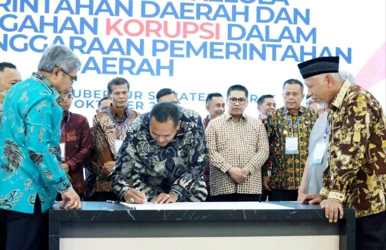 Wali Kota Pariaman Yota Balad tanda tangani naskah komitmen pencegahan tindak pidana korupsi disaksikan Ketua KPK Komjen Pol Setyo Budiyanto dan Gubernur Sumbar Mahyeldi di Padang, Kamis (8/10/2026). IST