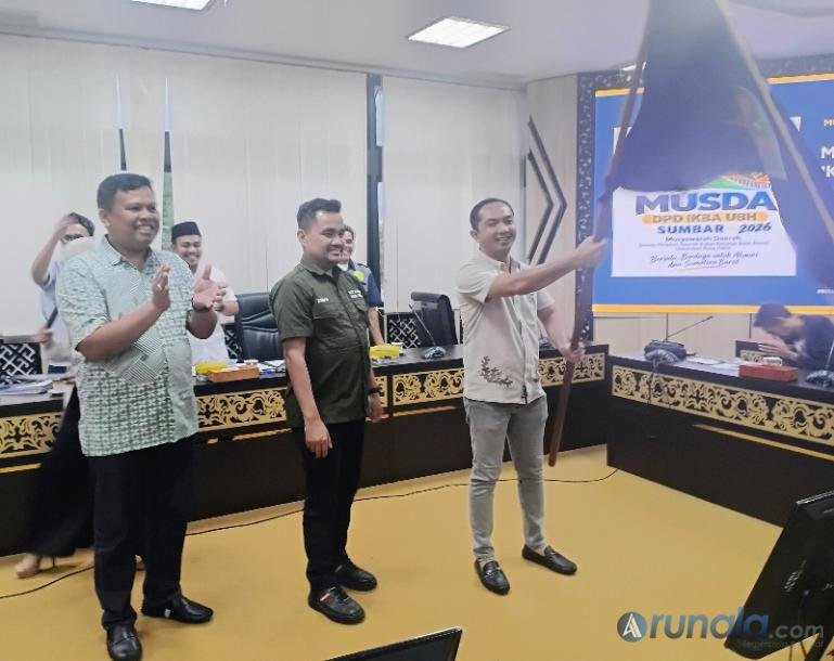 Salamat Simamora yang juga anggota DPRD Sumbar kibarkan bendera alumni UBH pasca terpilih jadi Ketua DPD IKBA UBH Sumbar yang baru, Jumat sore (9/10/2026). (dok: arunala.com).