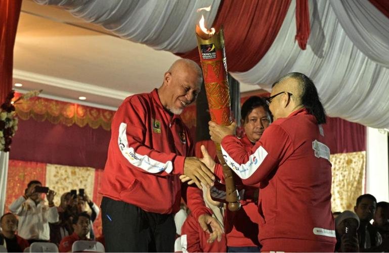 Gubernur Mahyeldi saat menerima obor tanda resmi dimulainya Pekan Olahraga Provinsi (Porprov) XVI Sumbar Tahun 2026 di Halaman Istana Gubernuran, Jumat (2/10/2026). IST