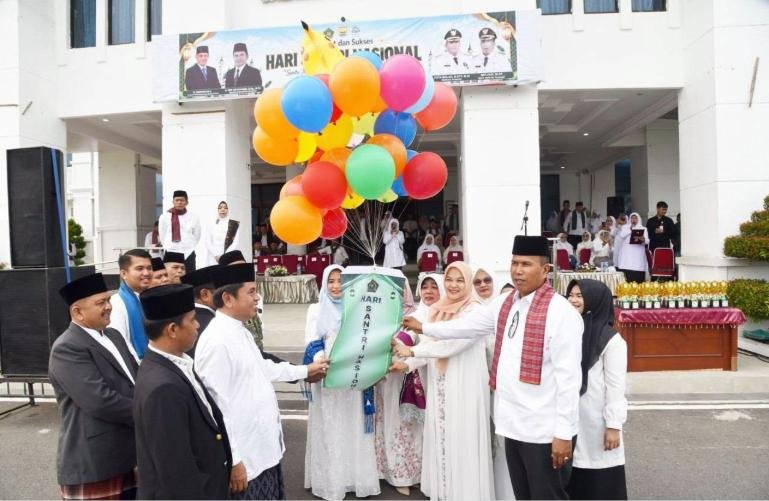 Wawako Pariaman, Mulyadi melepas balon saat peringatan Hari Santri Nasional ke-11 di kota itu, Kamis (22/10/2026). IST