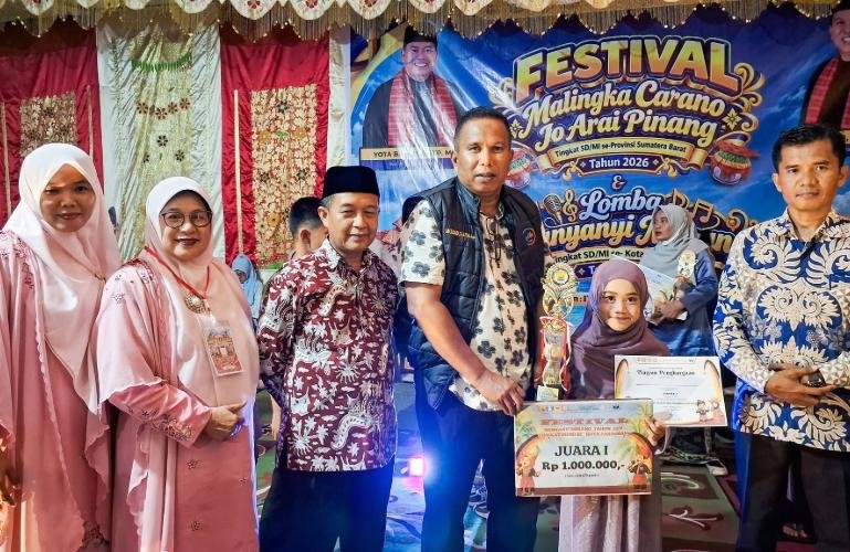 Wakil Wali Kota Pariaman, Mulyadi serahkan hadiah kepada para pemenang Festival Malingka Carano Jo Arai Pinang dan Lomba Lagu Minang tingkat Kota Pariaman, di Panggung Wisata Pantai Gandoriah, Kamis (8/10/2026) malam. IST