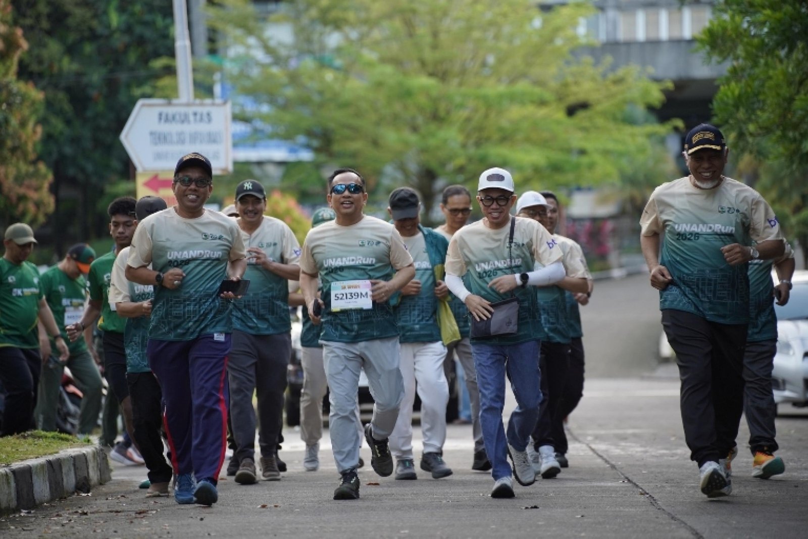 Rektor Unand Efa Yonnedi, Ph.D bersama Gubernur Sumatera Barat Mahyeldi Ansharullah dan Sekretaris Jenderal Ikatan Alumni Universitas Andalas (IKA Unand) yang juga Direktur Utama Bank Nagari, Gusti Candra turut berlari menyemarakkan UNAND Run dan Jalan Sehat, Minggu (11/10/2026). HUMAS UNAND
