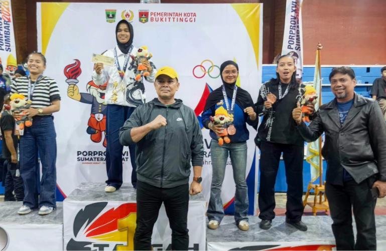 Sekretaris Kota (Sekko) Pariaman, Afrizal Azhar, seusai serahkan medali kepada atlet Wushu Kota Pariaman, Riza Febriani di Sport Hall Ateh Ngarai, Kota Bukittinggi, Sabtu (10/10/2026). IST