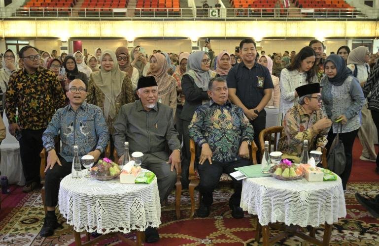 Gubernur Sumbar Mahyeldi bersama Wamen UMKM Helvi Yuni Moraza saat menghadiri program Peningkatan Kapasitas Wirausaha Terdampak Bencana melalui Klinik UMKM Minang Bangkit Regional II Sumbar yang digelar di Auditorium Universitas Andalas, Padang, Jumat (2/10/2026). IST